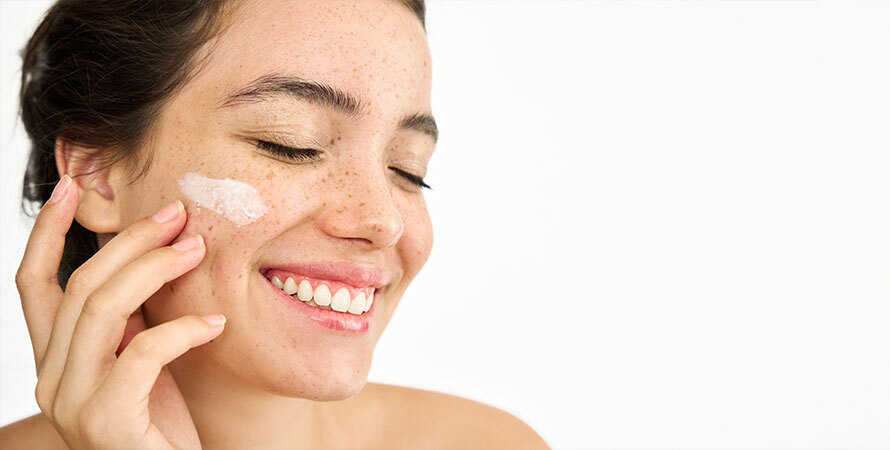 Best Tinted Moisturizer for Oily Skin &ndash; Layering for Acne-Prone & Sensitive Skin